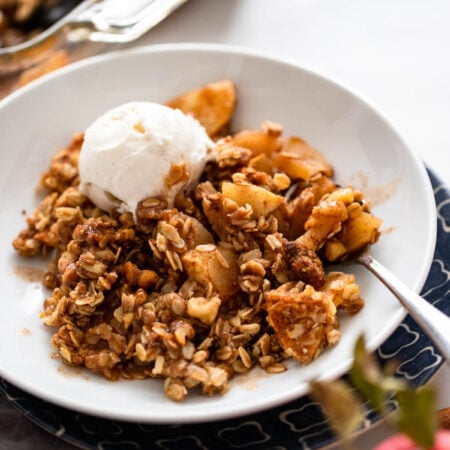 vegan apple crisp in bowl.